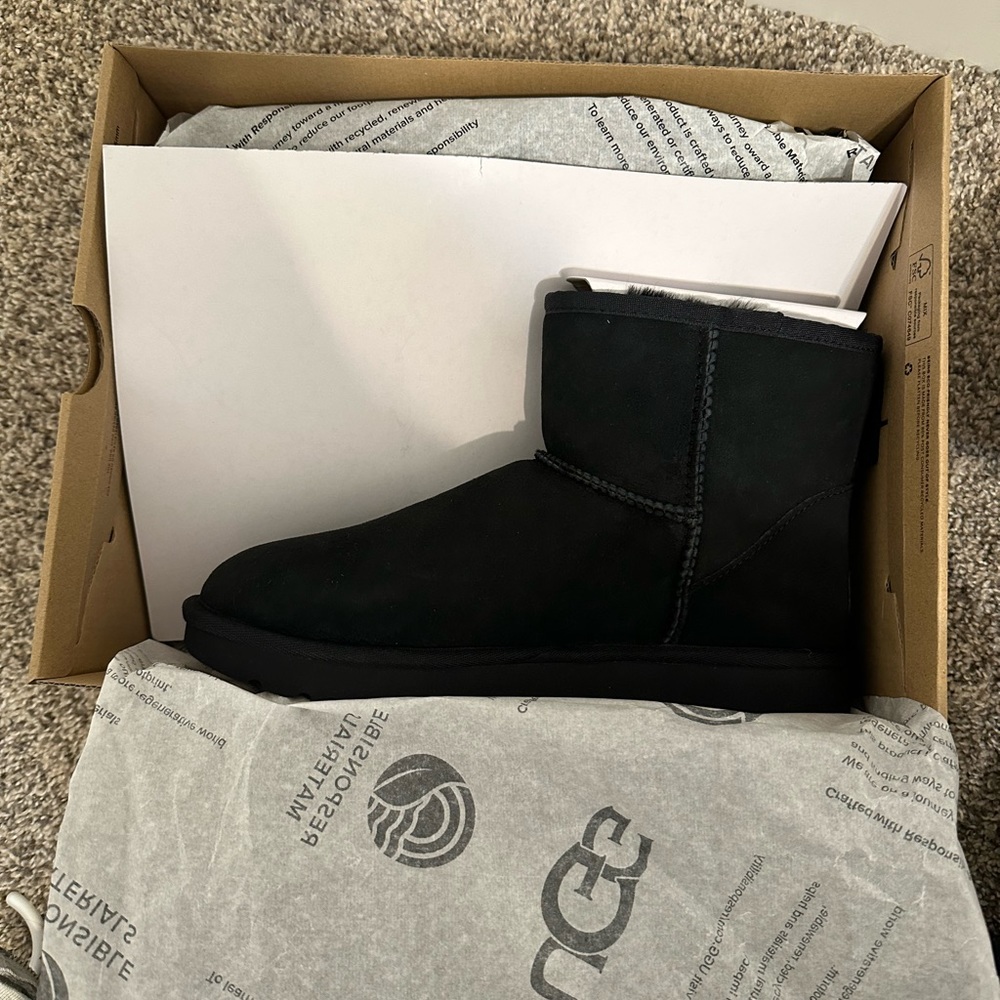 BRAND NEW NEVER WORN classic mini uggs